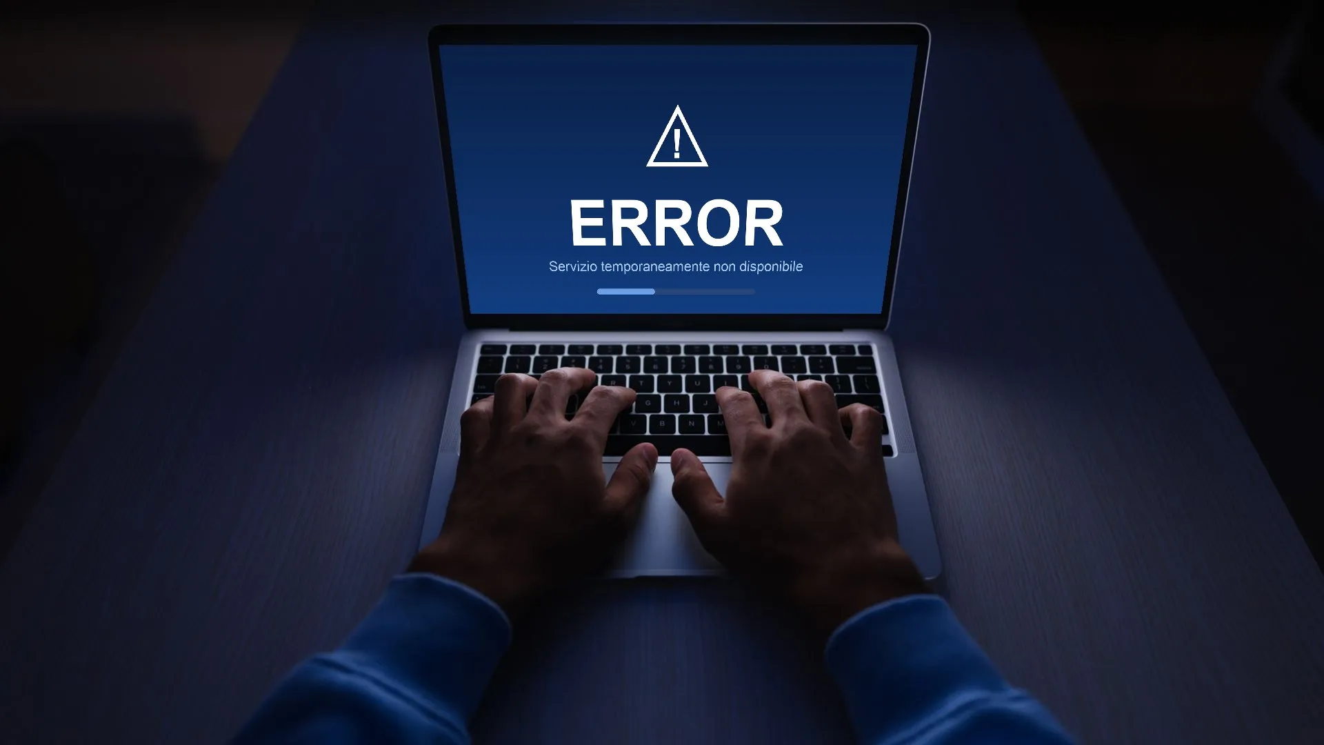 Computer portatile con un messaggio di errore sullo schermo: piattaforma temporaneamente non disponibile