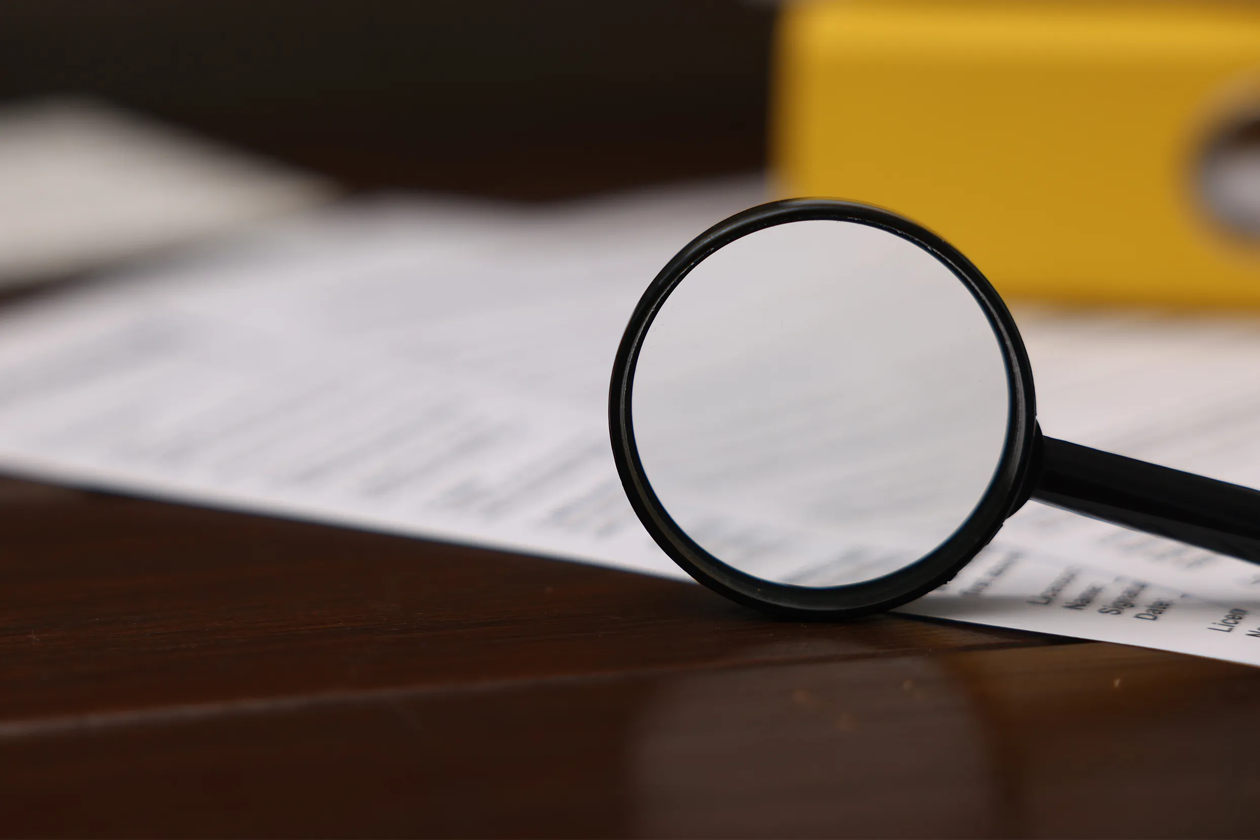 Lente d'ingrandimento appoggiata su un documento