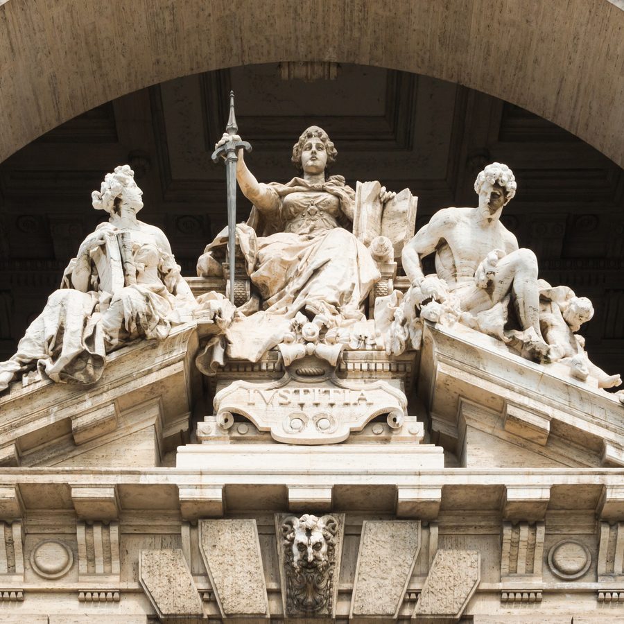 La statua della Giustizia sulla facciata del Palazzo di Giustizia di Roma